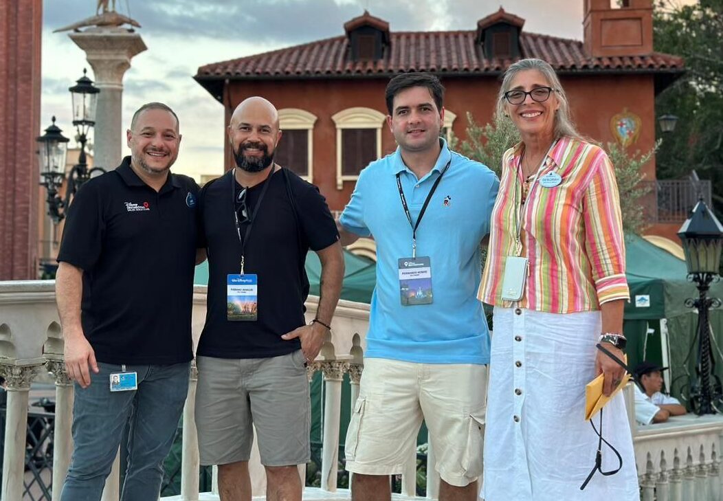 RCA Turismo celebra 30 anos com famtour na Disney 1 Luiz Araujo da Disney Fabiano Araujo e Fernando Nobre da RCA e Deborah Baldin da Dinsey e1694436175984 RCA Turismo celebra 30 anos com famtour na Disney