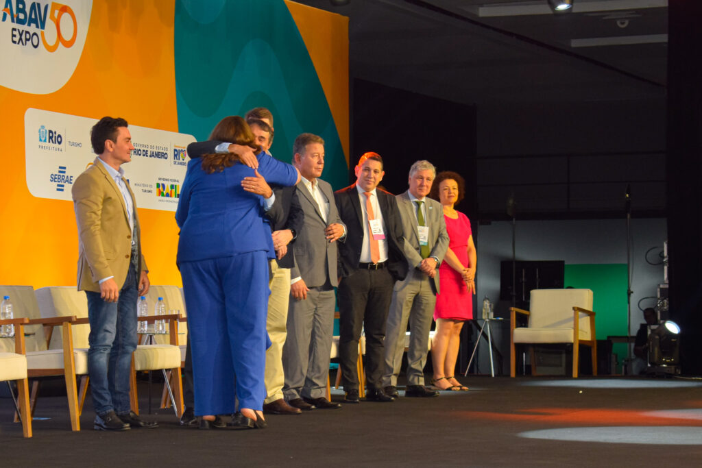 Magda Nassar foi saudada e homenageada pela equipe da Abav e colegas do trade
