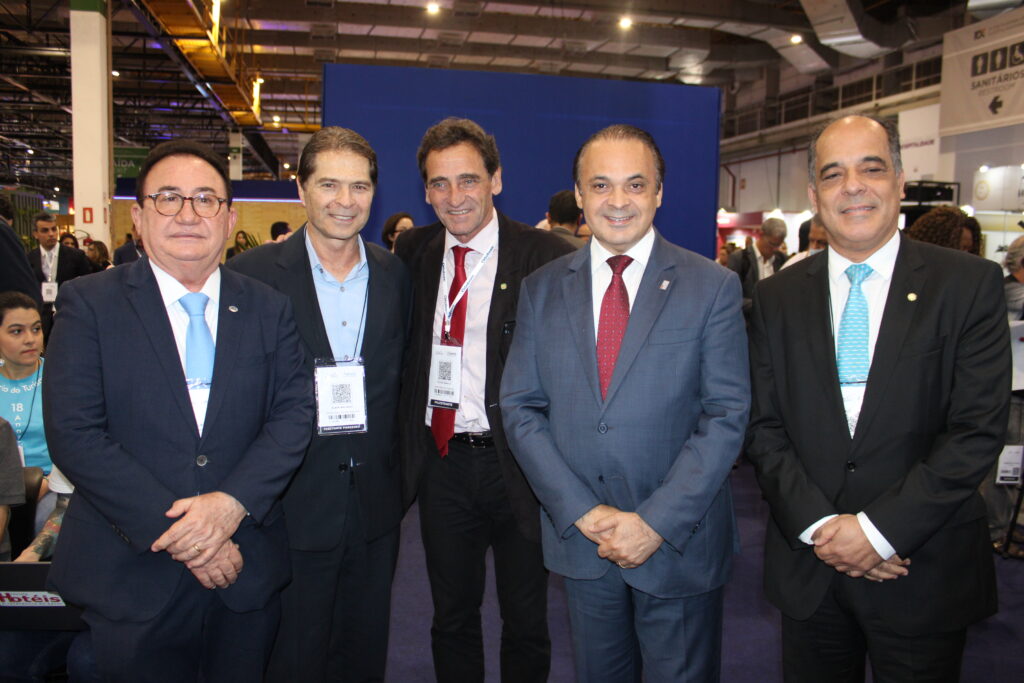 Manoel Linhares, da ABIH Nacional, Alain Baldacci, do Sindepat, Milton Zuanazzi, do MTur, Roberto de Lucena, secretário de Turismo de SP, e Carlos Henrique Sobral, do MTur