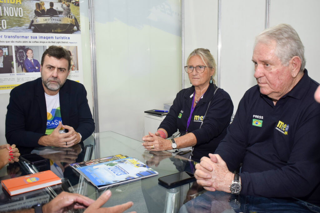 Marcelo Freixo, presidente da Embratur em visita ao estande do M&E na Abav Expo 2023