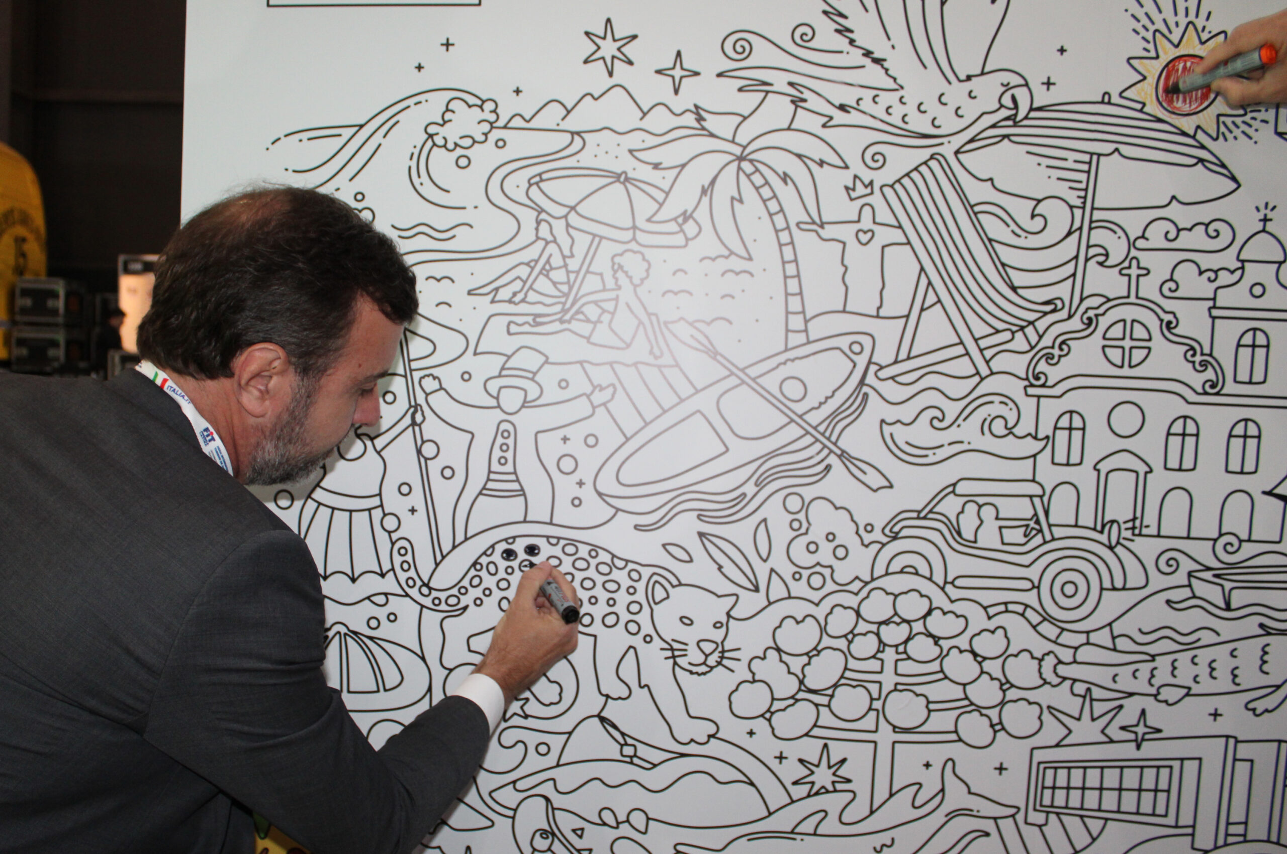 Marcelo Freixo, presidente da Embratur, pinta o mural no estande do Brasil Marcelo Freixo, presidente da Embratur, pinta o mural no estande do Brasil