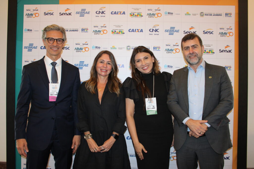 Marco Ferraz, da Clia Brasil, Daniela Maia, secretária de Turismo da cidade do Rio, Ana Lopes, do MTur, e Marcelo Freixo, da Embratur