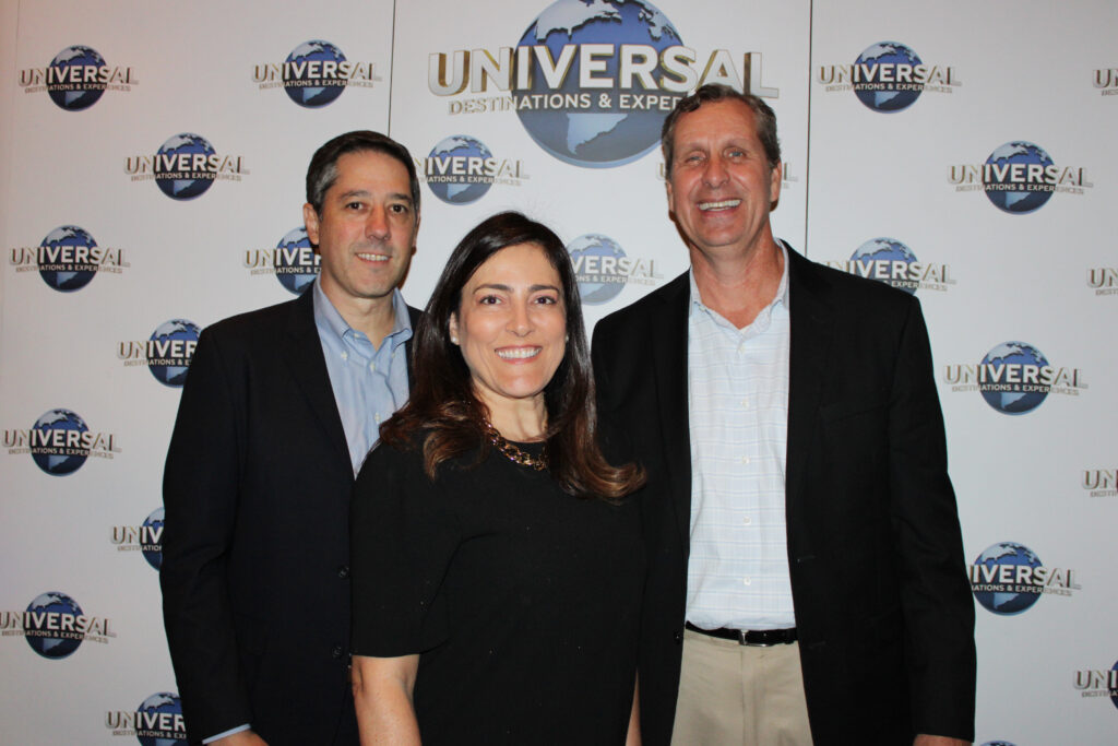 Marcos Barros Gabriella Cavalheiro e Eric Marshall da Universal 1 VPs da Universal vêm ao Brasil e recebem principais parceiros em coquetel VIP; veja fotos