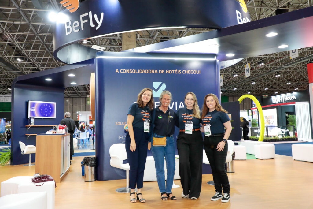 Mari Masgrau, do M&E, entre Bruna Castro, Mary Diacometi, e Beatriz Azevedo, da Befly