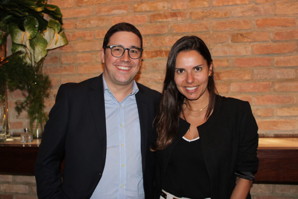 Martin Diniz, da Universal, e Fernanda Paranhos, da CVC