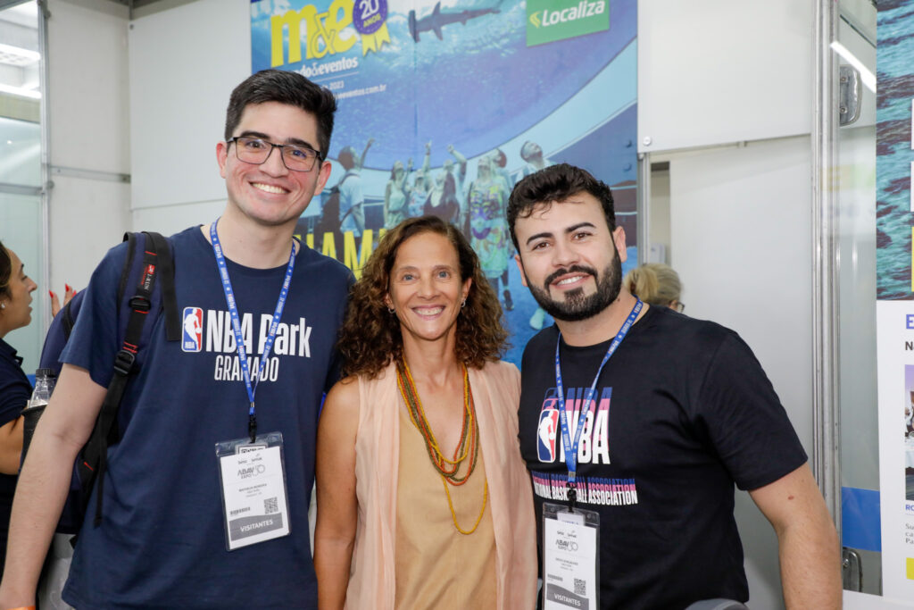 Matheus Moreira e Diego Gonçalves, da NBA Park, com Jane Terra, do Visit Orlando