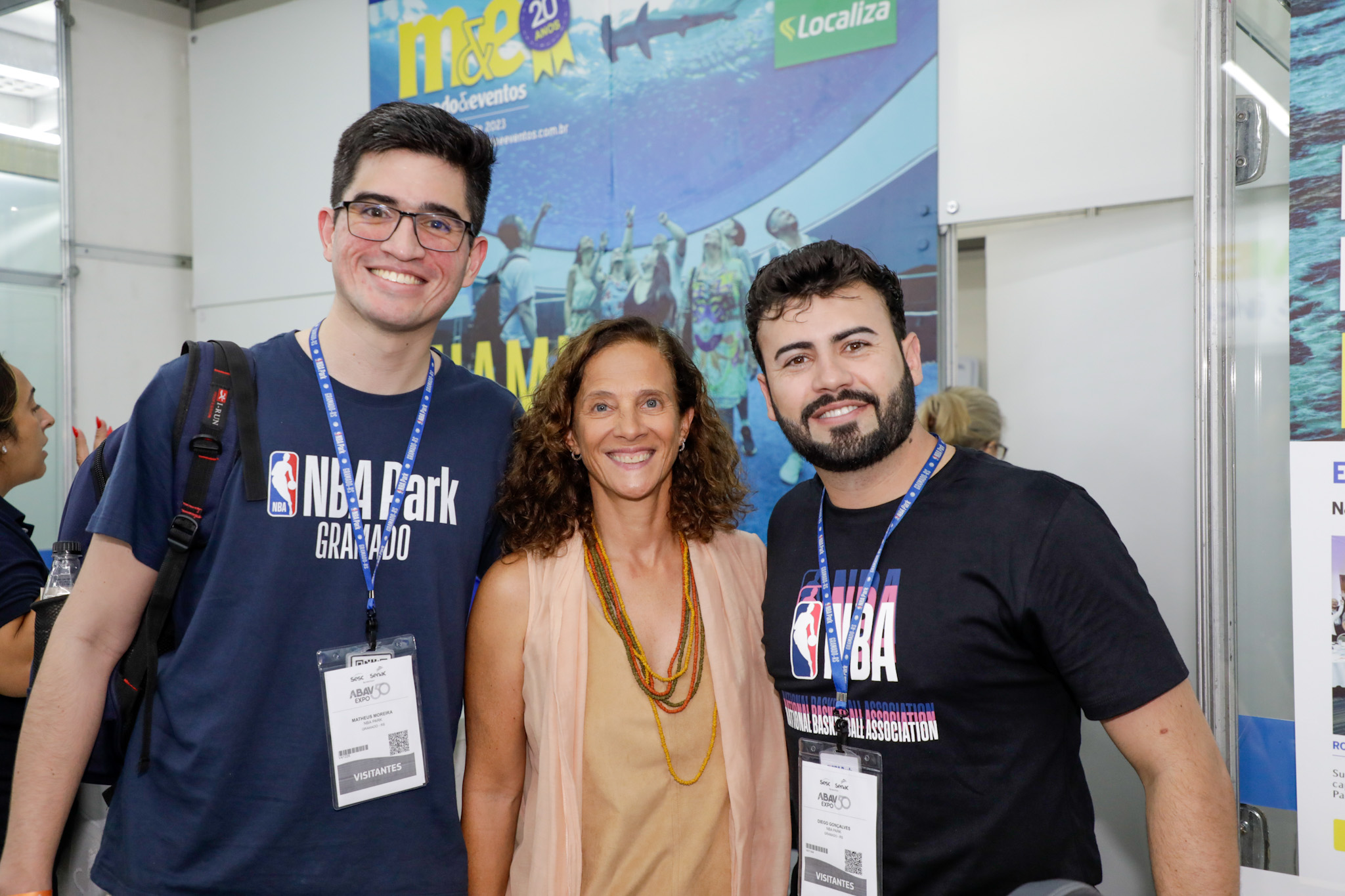 Matheus Moreira e Diego Gonçalves, da NBA Park, com Jane Terra, do Visit Orlando