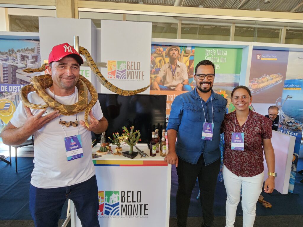 Maurício Artesão, Thiago Bicalho, consultor de Turismo, e Maria Mônica, secretária de Cultura de Belo Monte (AL)
