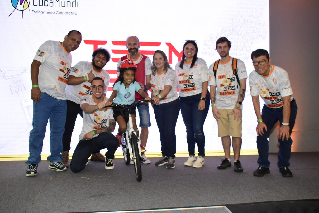 Meninos e meninas foram contempladas com uma bicicleta