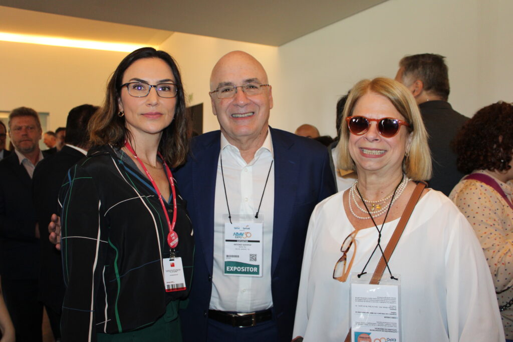 Milena Palumbo, da GL events, com Antonio Florencio e Adriana Homem de Carvalho, da FecomercioRJ
