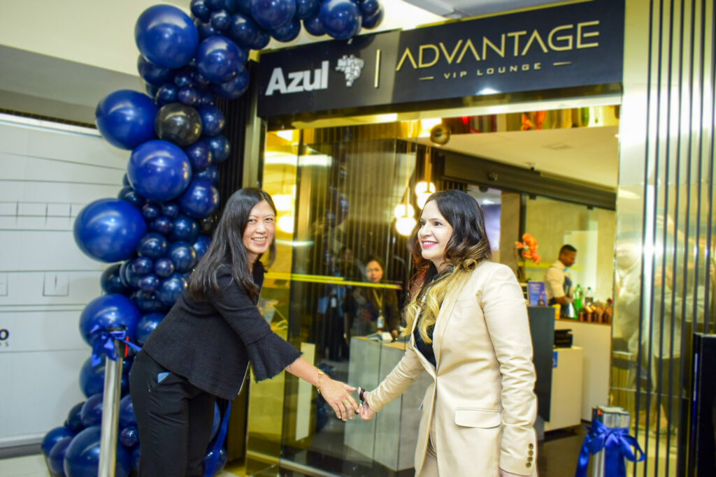 Momento do corte da fita, representando a inauguração da parceria entre a Azul e a Advantage VIP Lounge