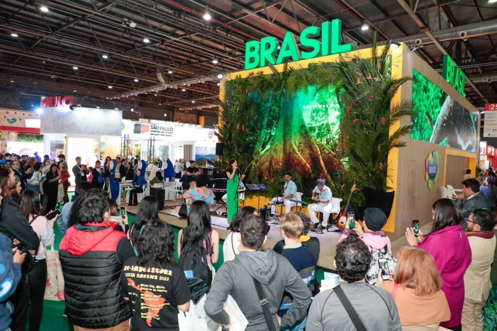 Música ao vivo no estande do Brasil