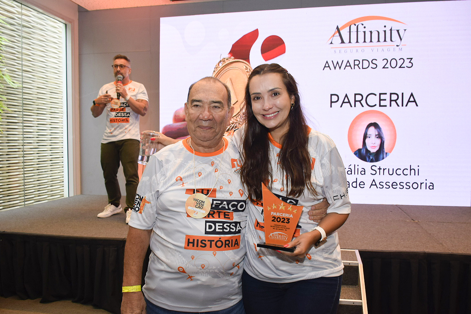 Natália Strucchi, da Go Trade, com João Lança, vecedor da categoria Honra ao mérito, com Alexandre Lança e Marilberto França, da Affinity Natália Strucchi, da Go Trade, com João Lança, vecedor da categoria Honra ao mérito, com Alexandre Lança e Marilberto França, da Affinity