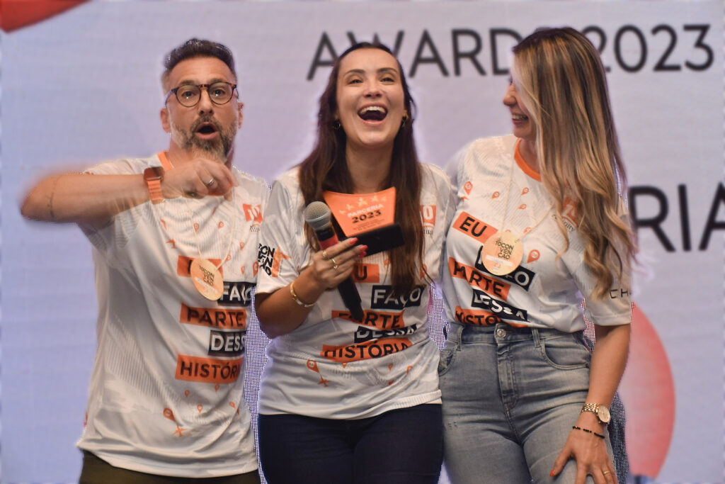 Natália Strucchi recebendo o prêmio Top Five na categoria Parceria