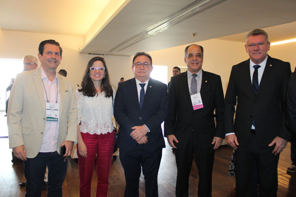 Otavio Leite, da FecomercioRJ, Jaqueline Gil, da Embratur, Manoel Linhares, da ABIH Nacional, Carlos Henrique Sobral, do MTur, e o deputado Keninston Braga