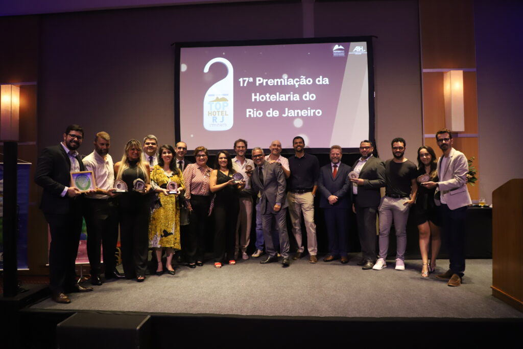 Prêmio Top Hotel RJ 2023: ABIH-RJ e HotéisRIO abrem inscrições em três categorias 1 PREMIADOS NO PALCO EDICAO 2022 Prêmio Top Hotel RJ 2023: ABIH-RJ e HotéisRIO abrem inscrições em três categorias