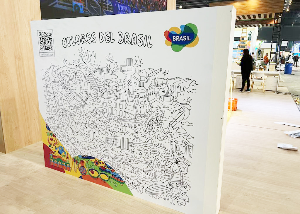 Painel para colorir no estande da Embratur Painel para colorir no estande da Embratur