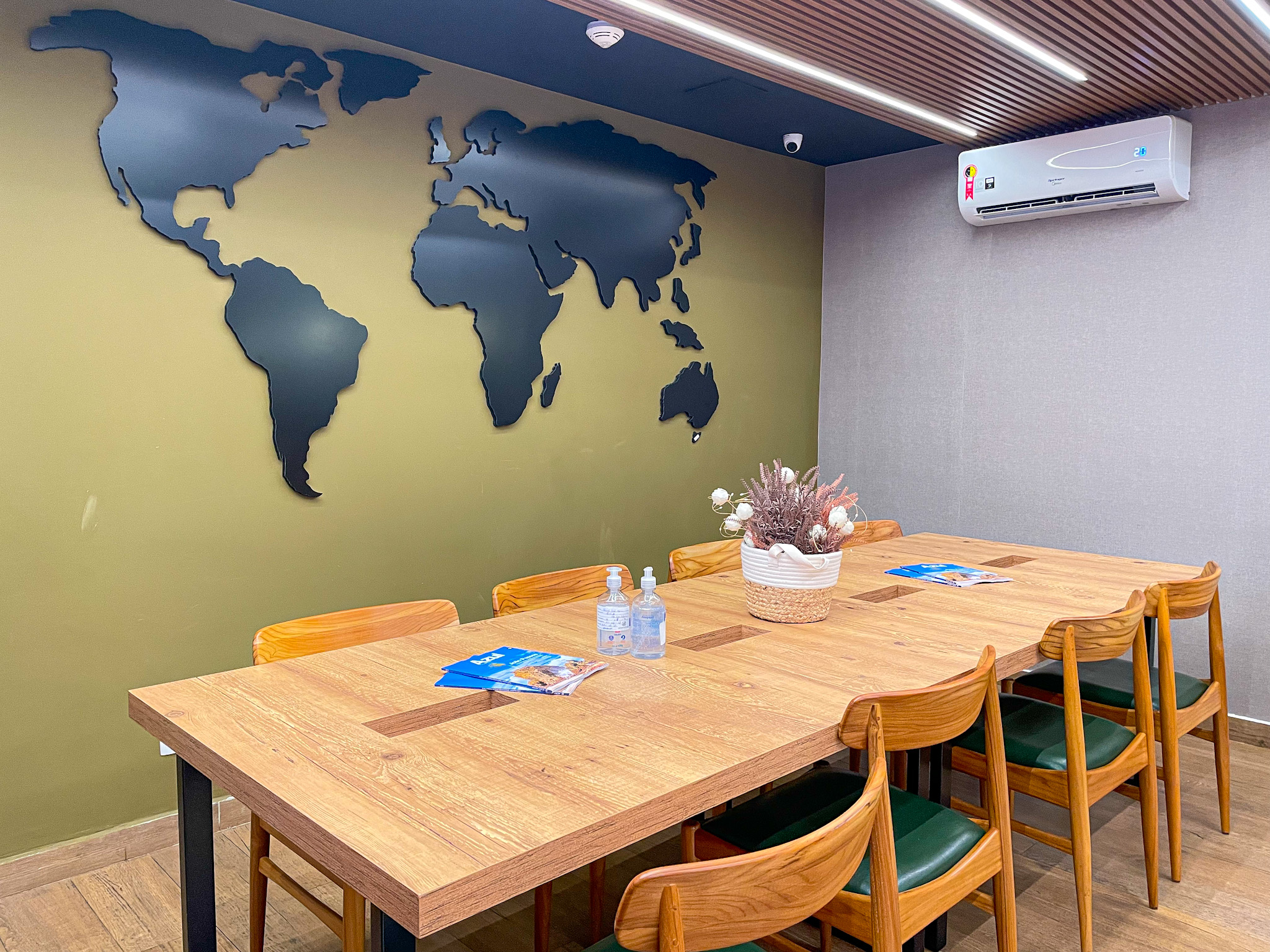 Para quem deseja trabalhar no Advantage VIP Lounge há espaço com tomada para maternos eletrônico carregados