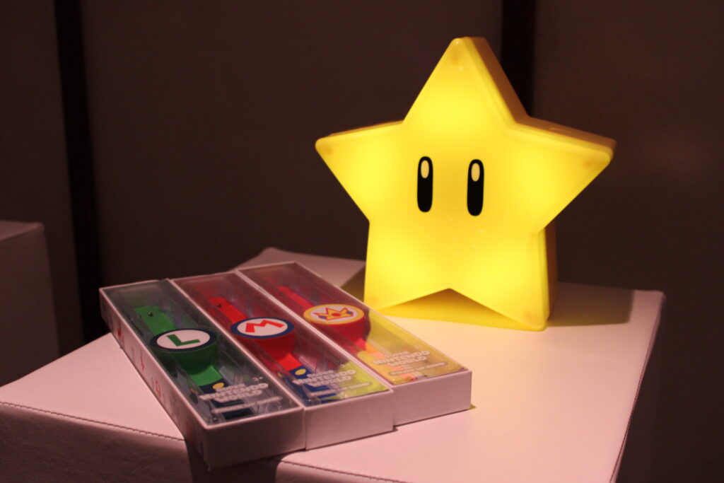 Power Up Bands do Super Nintendo World e balde de pipoca em formato de estrela