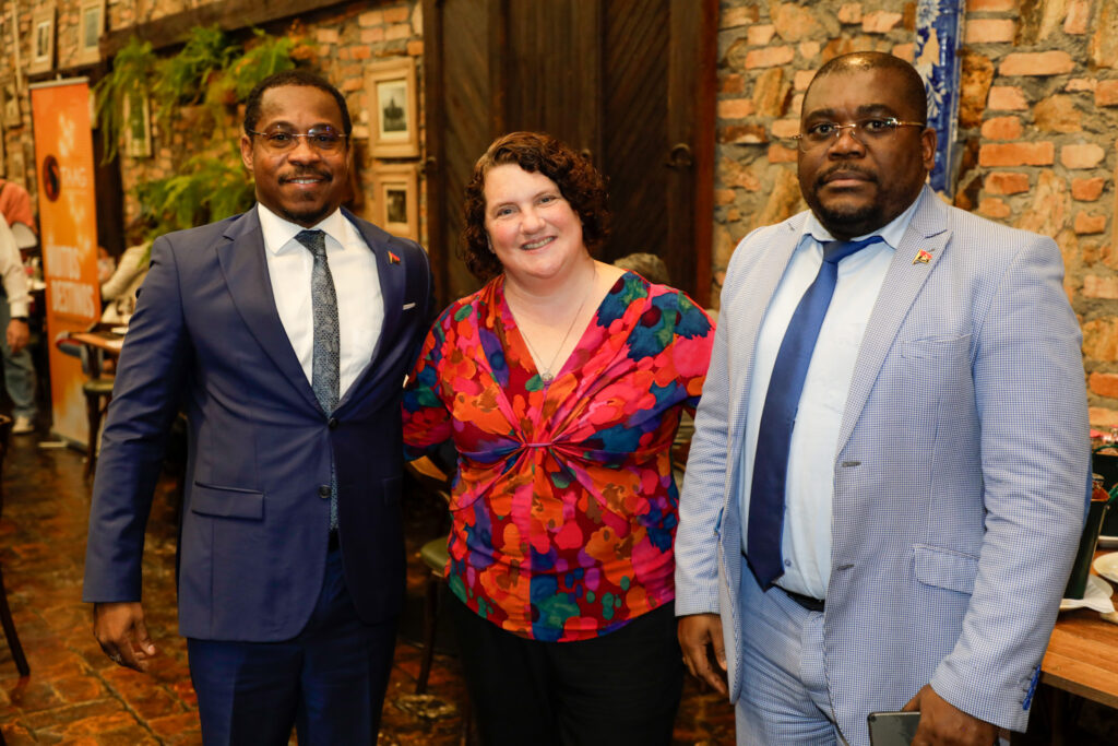 Rebecca Meadows, da TAAG, com Antônio Pinheiro, vice consul do Consulado da Angola em São Paulo, e Moisés, do Consulado da Angola