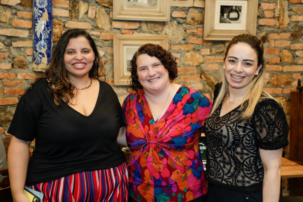 Rebecca Meadows, da TAAG, entre Carol Ribeiro e Amanda Bigi, da Copastur