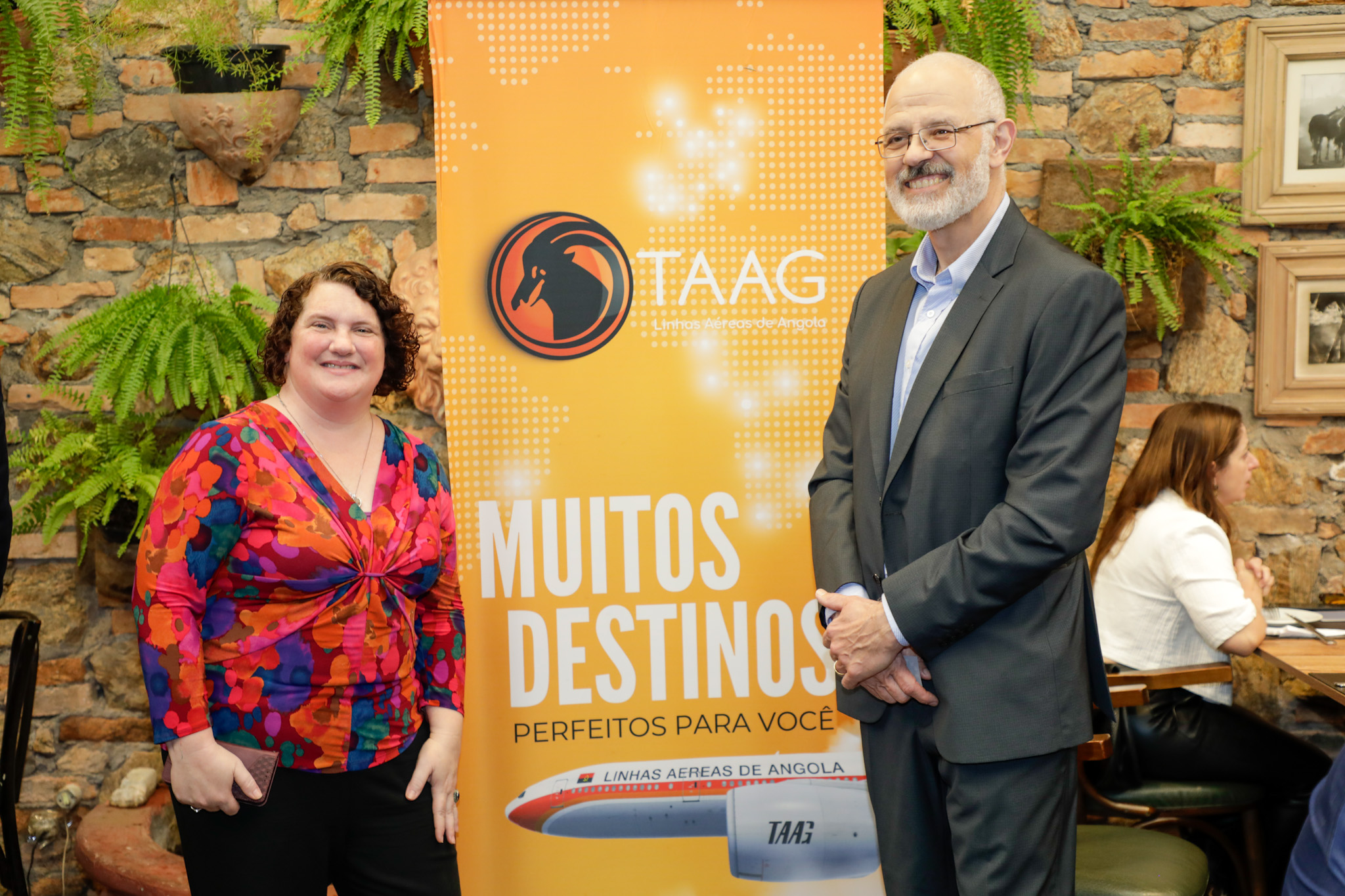 TAAG celebra 85 anos com novidades para o trade brasileiro; veja fotos 1 Rebecca Meadows e Altamiro Medici da TAAG TAAG celebra 85 anos com novidades para o trade brasileiro; veja fotos
