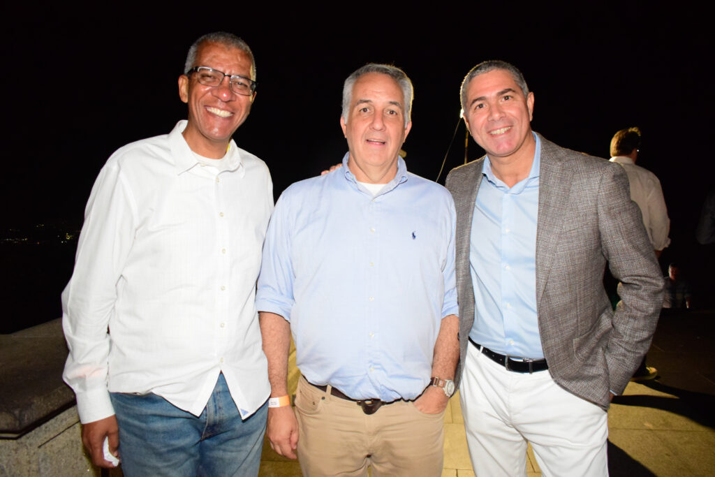 Reifer de Souza e Silvio Ferraz, da Befly, com Dario Rustico, da Costa Cruzeiros Reifer de Souza e Silvio Ferraz, da Befly, com Dario Rustico, da Costa Cruzeiros