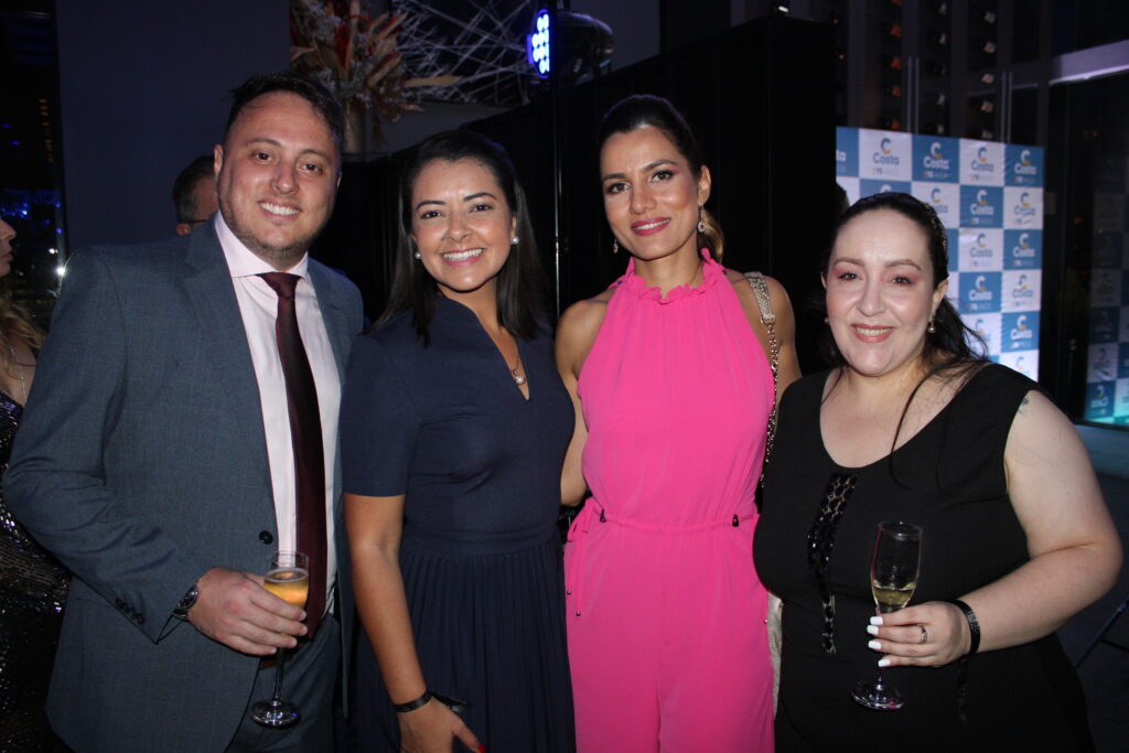 Renato Dassan e Camila Santos, da Universal Assistance, com Caroline Passos e Rita Mendes, da Costa