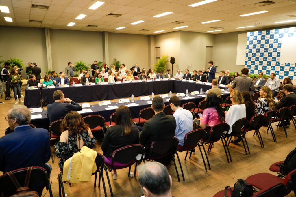 Reunião do Fornatur durante a Abav
