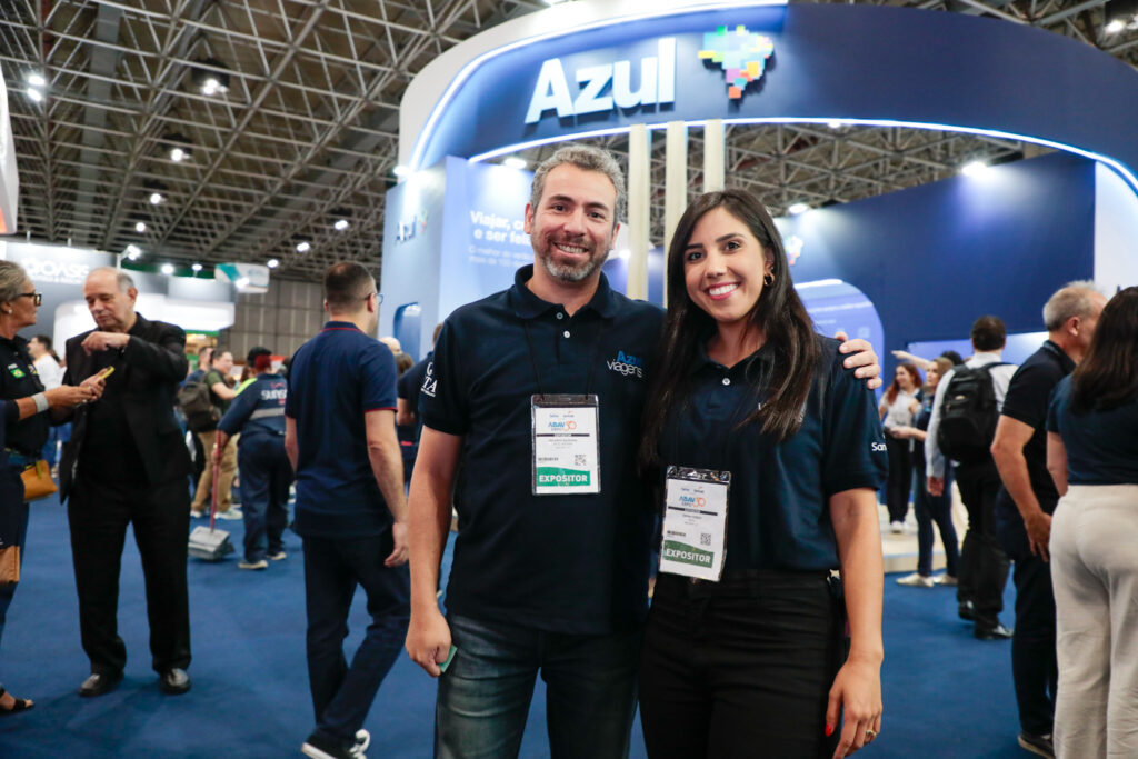 Ricardo Bezerra, e Tayná Godoy, da Azul Viagens