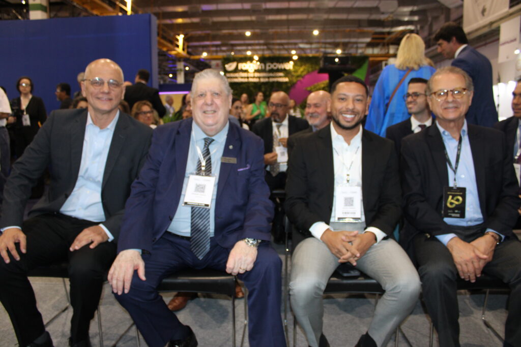 Ricardo Roman, da ABIH-SP, Fernando Guinato, presidente do SPCVB, Rodolfo Marinho, secretário de Turismo, e Orlando de Souza, presidente-executivo do Fohb