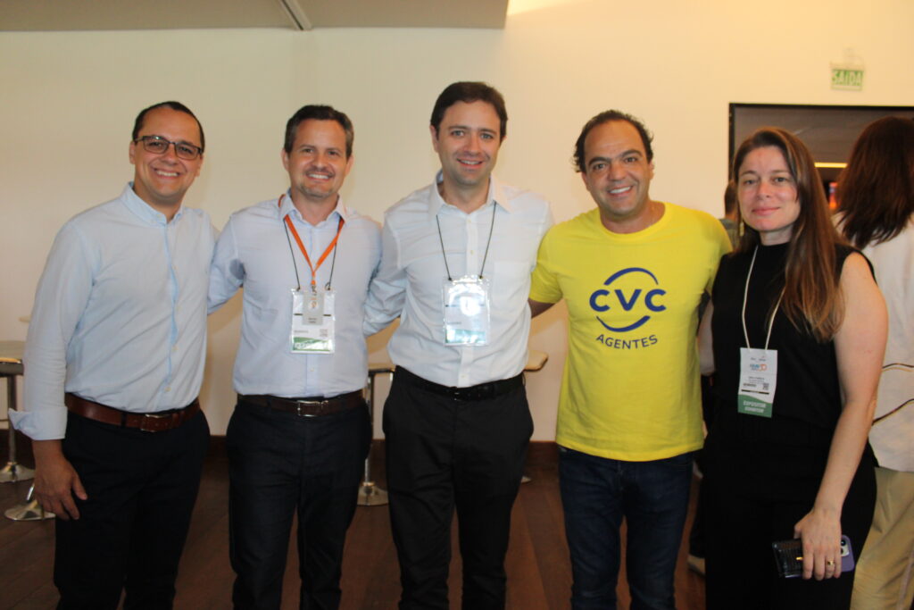 Rogerio Possatto, Renzo Mello, Celso Ferrer e Carla Fonseca, do Grupo Gol Smiles, com Fabio Godinho, CEO da CVC COrp