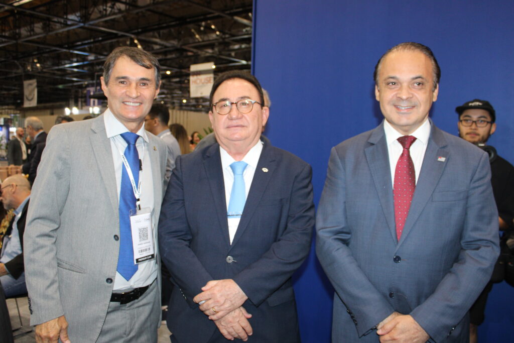 Romero Rodrigues, presidente da Comissão de Turismo da Câmara, Manoel Linhares, presidente da ABIH Nacional, e Roberto de Lucena, secretário de Turismo de São Paulo