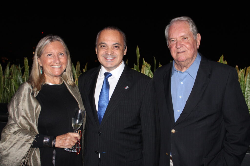 Rosa Masgrau e Roy Taylor, do M&E, com Roberto de Lucena, secretário de Turismo de São Paulo