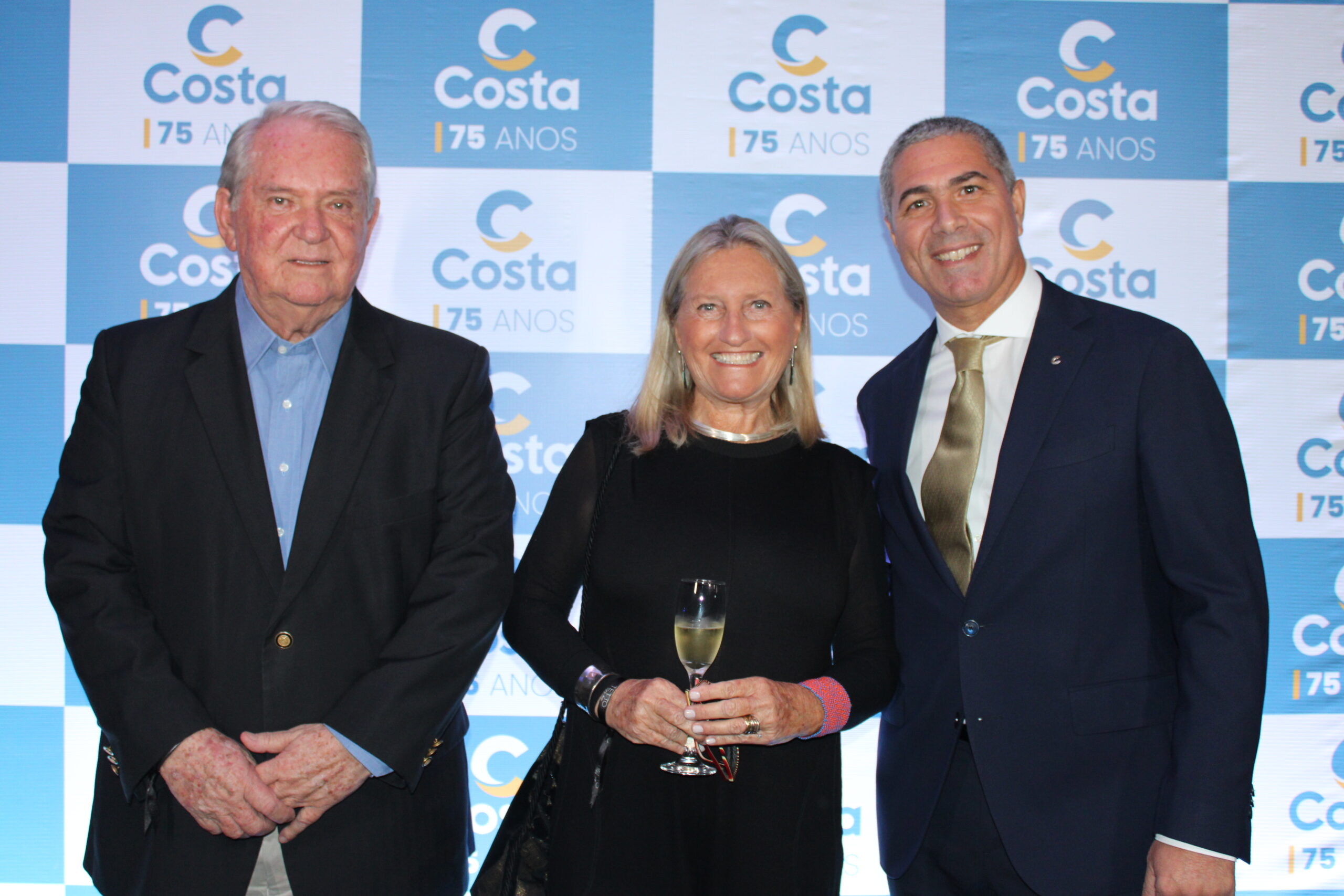 Roy Taylor e Rosa Masgrau, do M&E, com Dário Rustico, da Costa Roy Taylor e Rosa Masgrau, do M&E, com Dário Rustico, da Costa