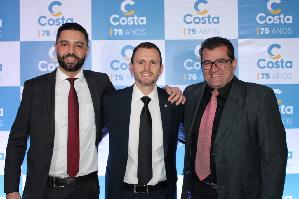 Ruy Ribeiro, da Costa Cruzeiros, com Gustavo Nappo e Roberto Araujo, da EHTL