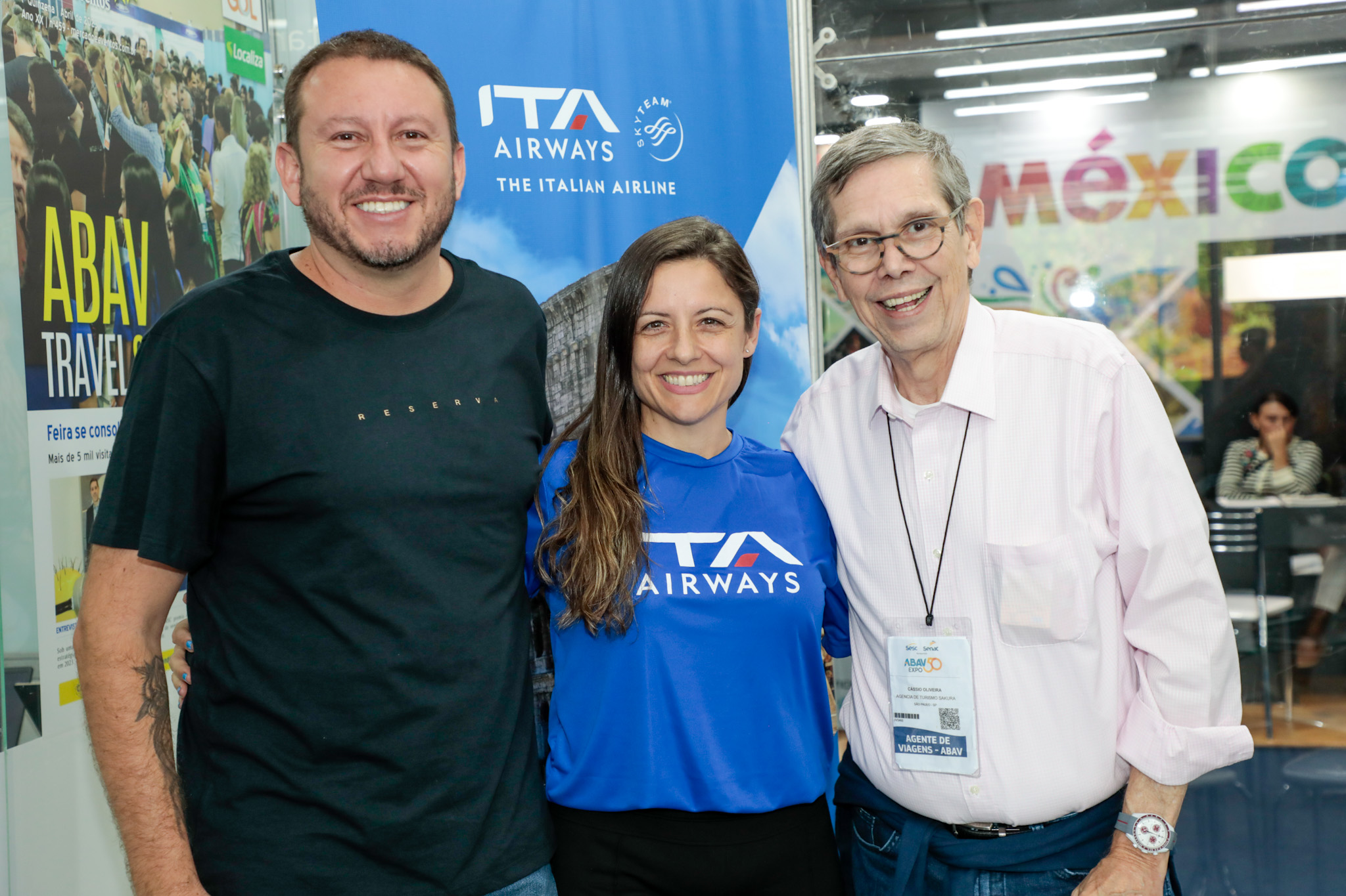 Sheila Fontana, da ITA Airways, entre Wagner Chaves e Cássio Oliveira, do M&E Sheila Fontana, da ITA Airways, entre Wagner Chaves e Cássio Oliveira, do M&E
