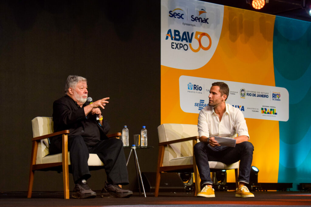 Steve Wozniak, co-fundador da Apple em palestra na Abav Expo 2023
