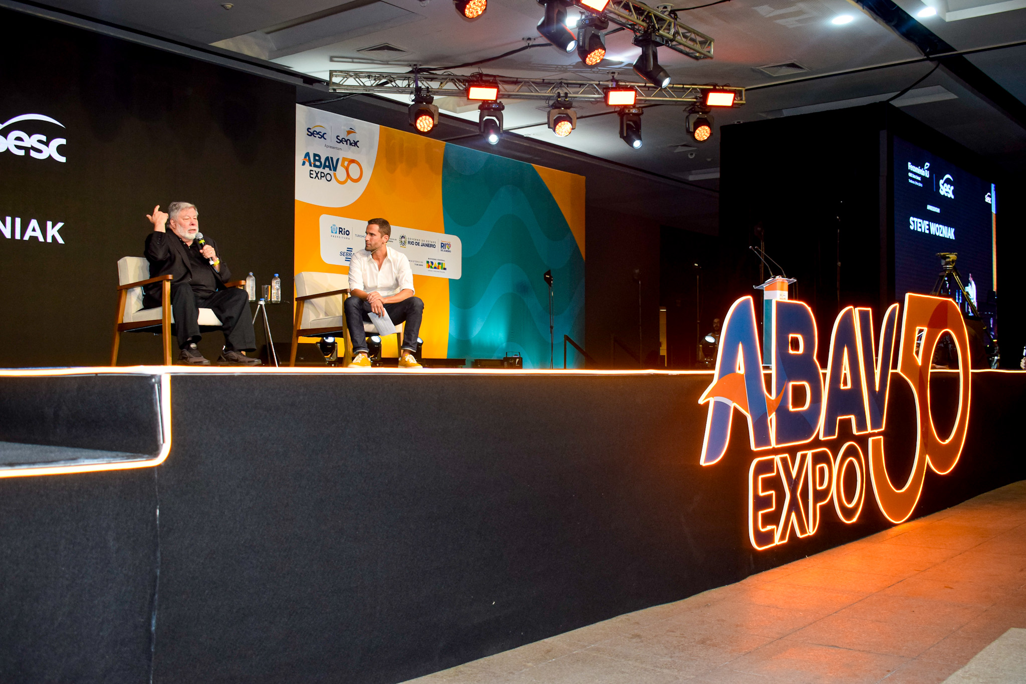 Steve Wozniak, co-fundador da Apple em palestra no apinel do Sistema S na Abav Expo 2023