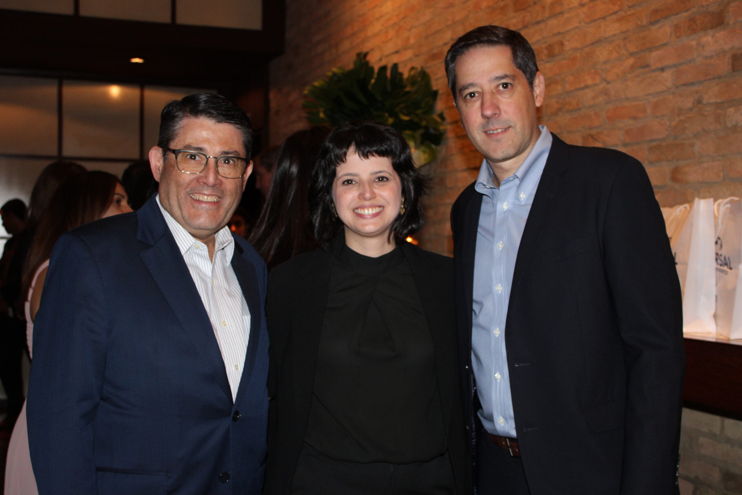 Tex, da Gol, com Carol Almeida e Marcos Barros, da Universal