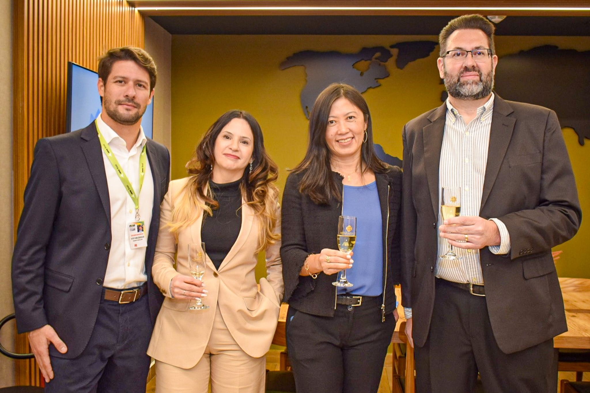 Tiago Albernaz e Cristina Yoshida, do TudoAzul; Rute Woitechen, da Advantage VIP Lounge; e Marco Leite, do TudoAzul