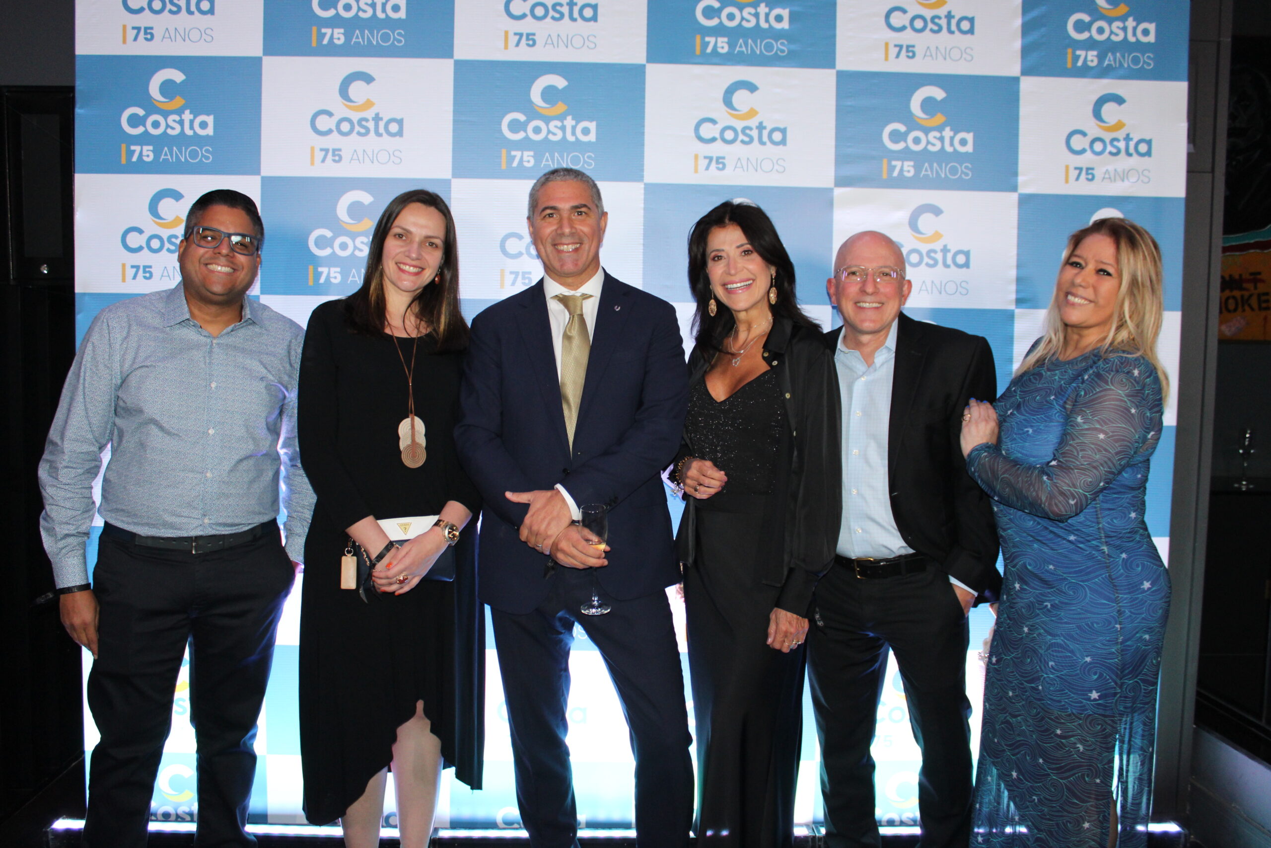 Tiago Suzart e Juliana Polito, da Agaxtur, Dario Rustico, da Costa, Patty Leone e Aldo Leone, da Agaxtur, e Silvia Garcia, da Proa Cruzeiros Tiago Suzart e Juliana Polito, da Agaxtur, Dario Rustico, da Costa, Patty Leone e Aldo Leone, da Agaxtur, e Silvia Garcia, da Proa Cruzeiros