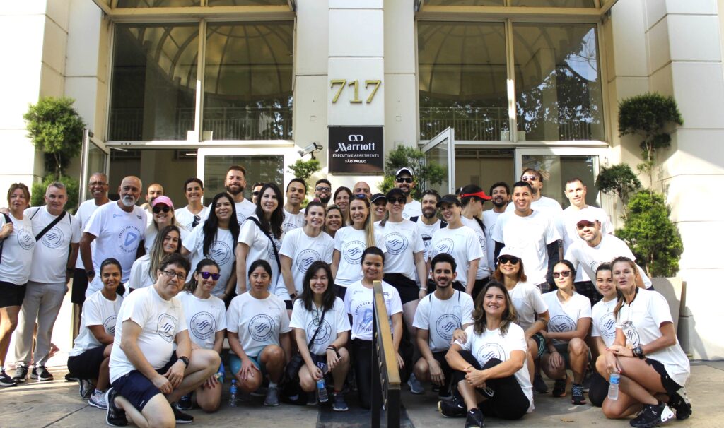Todos participantes em frente ao Marriott Executive Apartments SkyTeam reúne parceiros e realiza SkyTeam Run 2023 em São Paulo
