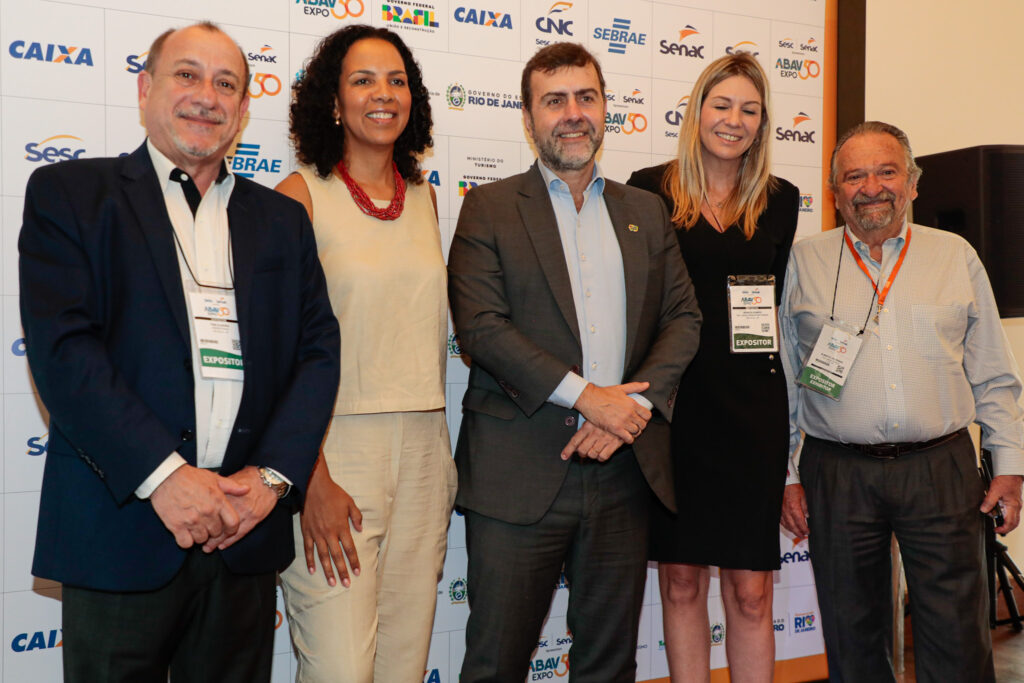 Toni Sando, do VisitSP; Jurema Monteiro, da Abear; Marcelo Freixo, da Embratur; Renata Guiness, da Air France; e Alberto Fajerman, da Gol