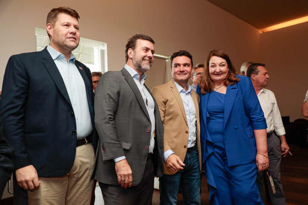 Gustavo Tutuca, da Setur-RJ; Marcelo Freixo, da Embratur, Celso Sabino, ministro do Turismo, e Magda Nassar, da Abav