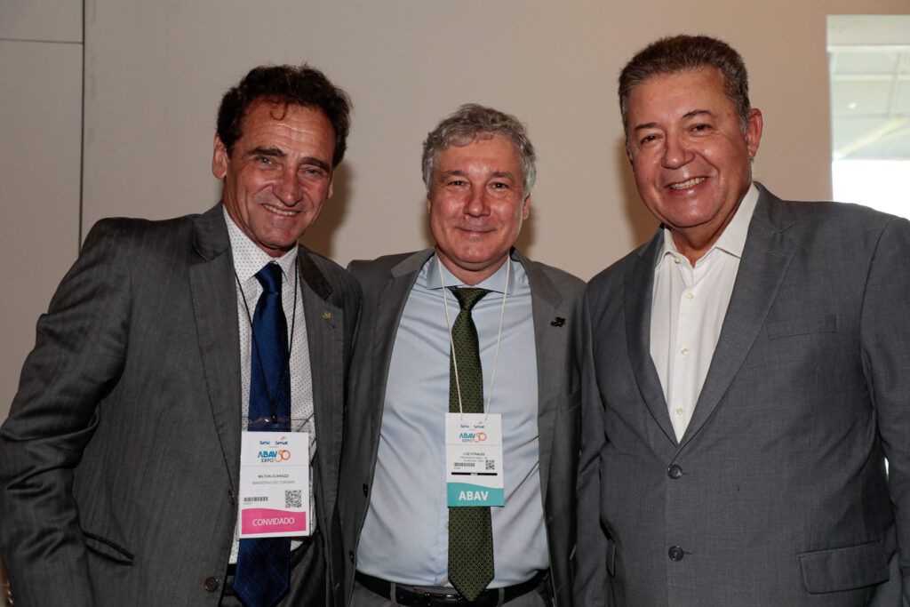 Milton Zuanazzi, do Mtur, Luiz Strauss, da Abav e Alexandre Sampaio da CNC