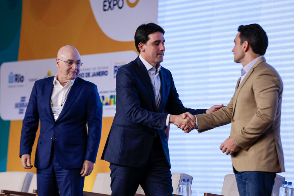 Antônio Florêncio, da Fecomercio RJ, Silvio Costa Filho, ministro de Portos e Aeroportos, e Celso Sabino, ministro do Turismo