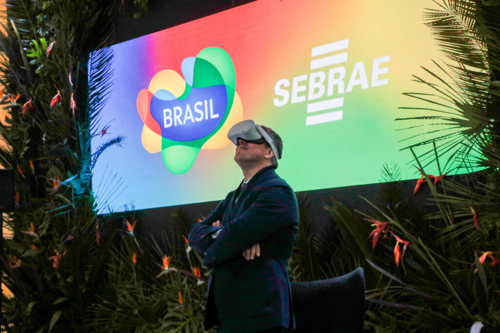 Oculos de realidade aumentada leva os visitantes ao Brasil