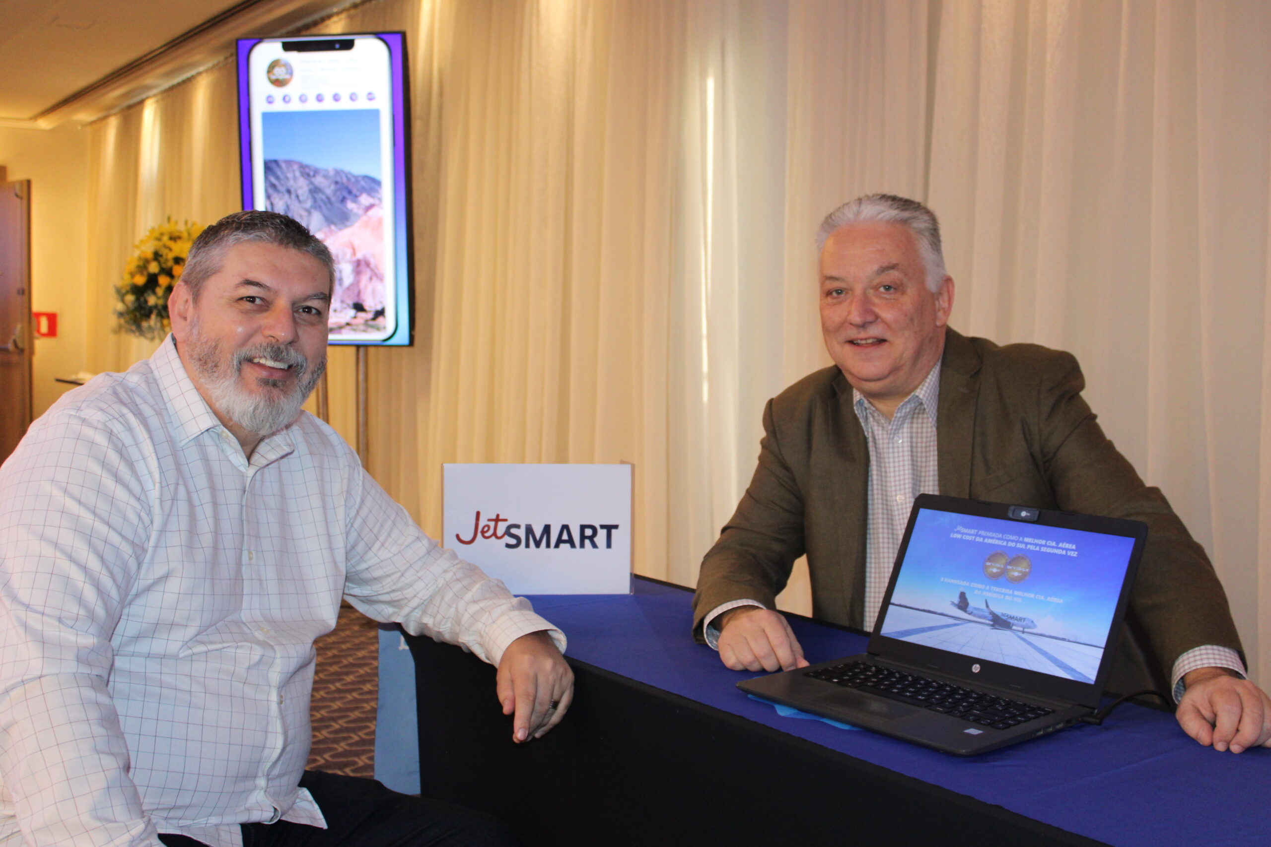 Walter Soares, da Mendoza Holidays, e Dirk Graetz, da JetSMART Walter Soares, da Mendoza Holidays, e Dirk Graetz, da JetSMART