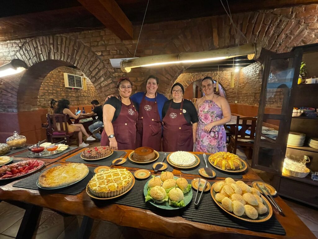 A cafeteria familiar serve cafés coloniais com pratos típicos da região